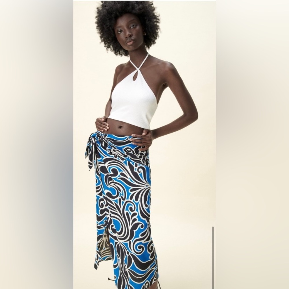 Zara skirt size M, small nick on zipper line (reflected in price